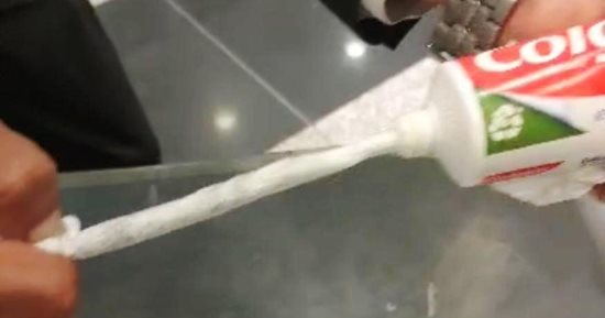 ضبط راكب أجنبى بحوزته كمية متنوعة من المخدرات داخل عبوات شامبو ومعجون أسنان.. صور