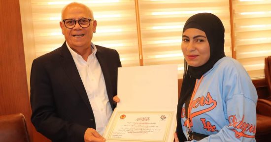 محافظ بورسعيد يكرم الطالبة "ندى" الأولى على الجمهورية فى شهادة الدبلومات الفنية