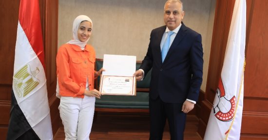 محافظ سوهاج يكرم الأولى على مستوى الجمهورية بمسابقة تطبيقات مايكروسوفت