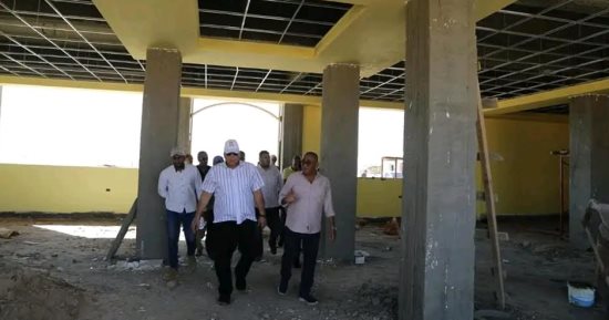 محافظ الوادى الجديد يتابع مستجدات الأعمال بنادى الهجن والفروسية الدولى بالخارجة