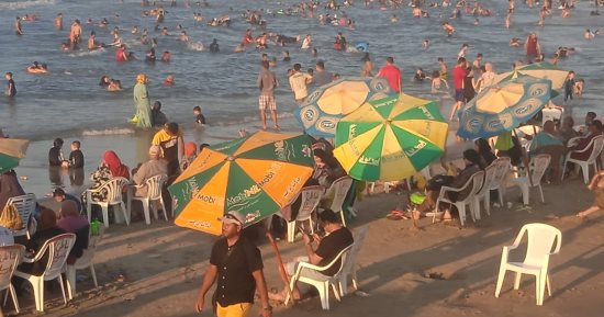 "بلطيم" مصيف العائلات شكل تانى.. متنفس الأسر لهدوئه ورخص أسعاره.. وشواطئه مفتوحة بدون مقابل.. ويضم حدائق وملاعب كرة قدم وأماكن ترفيهية تجذب المصطافين.. وأسعار الشقق ما بين 100 لـ500 جنيه فى الليلة.. صور