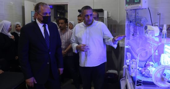 محافظ كفر الشيخ يتفقد مستشفى دسوق العام ويطمئن على الأطفال الذين جرى نقلهم من مستشفى سيدي سالم