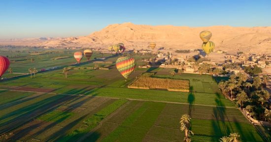 سماء الأقصر تشهد تحليق 20 رحلة بالون طائر على متنها 300 سائح بالبر الغربى.. صور
