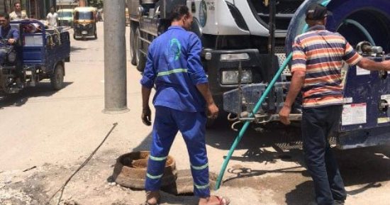 تطهير شبكات وخطوط انحدار الصرف الصحى بـ"كفر صقر" فى الشرقية
