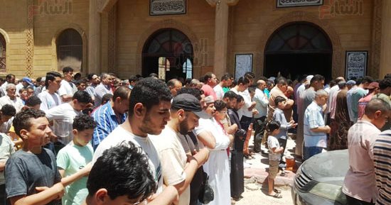 أهالى كفر الدوار بالبحيرة يؤدون صلاة الجنازة على والد مروان عطية.. صور