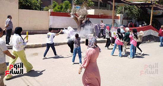 طلاب المحافظات يودعون امتحانات الثانوية العامة بـ"أووه سطلانة" فى الشوارع.. ألبوم صورة