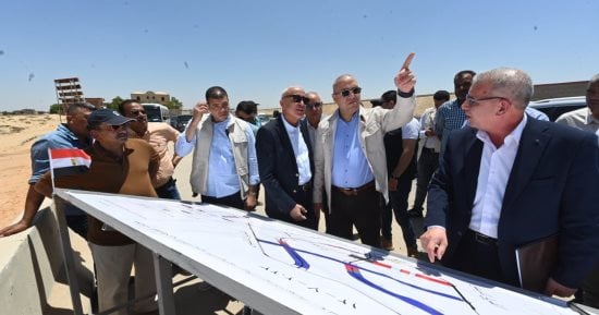 وزير الإسكان يتابع أعمال الطرق وطلبات تقنين أوضاع الأراضى المضافة للعبور الجديدة