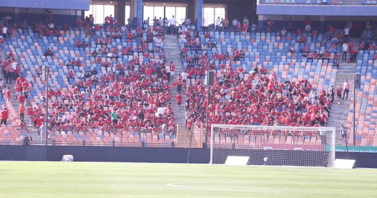 توافد جماهير الأهلى والزمالك على استاد القاهرة لمتابعة مباراة القمة.. صور