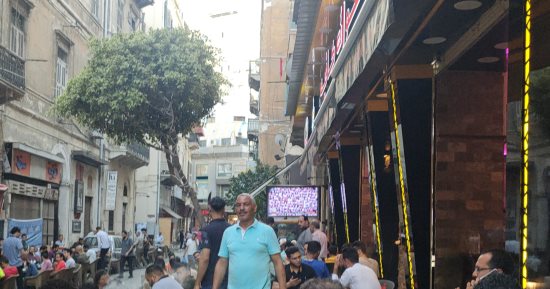  توافد جماهير الإسكندرية على المقاهى لمشاهدة مباراة الأهلى والزمالك.. صور