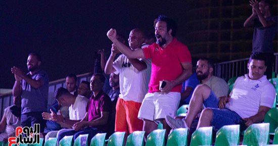 جماهير مهرجان العلمين يشاهدون مباراة الأهلى والزمالك بالمنطقة الشاطئية