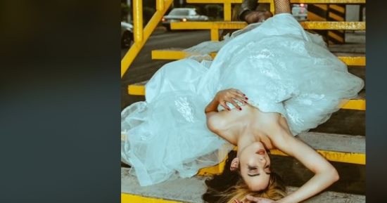 اكتشفت خيانة العريس.. عروس مكسيكية تحضر جلسة تصوير بمفردها على كوبرى مشاه