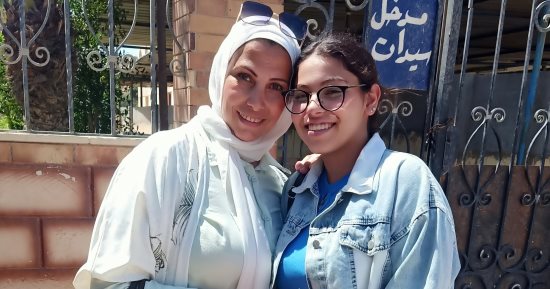 أم تهدى ابنتها "بوكيه ورد" فرحا بانتهاء امتحانات الثانوية العامة.. صور