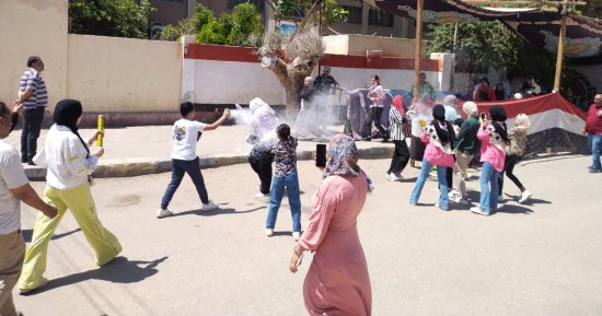 طلاب الثانوية العامة بالقليوبية يحتفلون بانتهاء الامتحانات بـ"الفوم".. صور