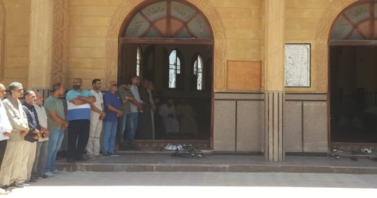توافد أهالى كفر الدوار استعدادا لأداء صلاة الجنازة على والد اللاعب مروان عطية.. صور