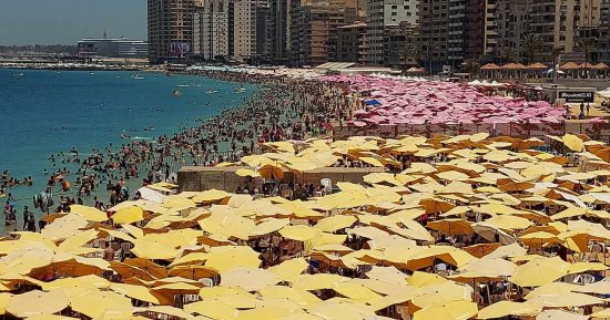 إقبال كبير على شواطئ الإسكندرية بعد انتهاء ماراثون امتحانات الثانوية العامة.. الشواطىء كاملة العدد بنسبة إشغال 100%.. رفع الرايات الخضراء شرقا وغربا بعد هدوء حركة الأمواج وزيادة عدد المنقذين لضمان سلامة الرواد