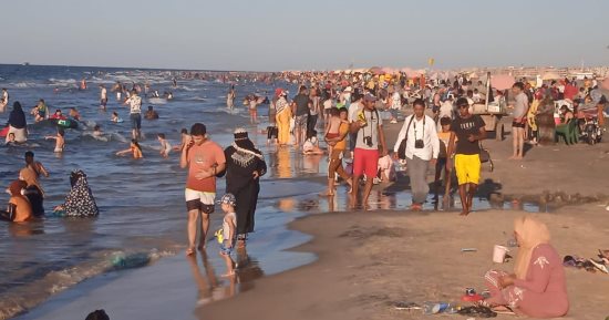 إقبال كبير من المصطافين على شواطئ مصيف بلطيم.. صور