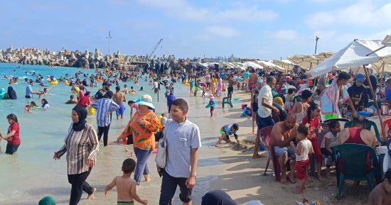 إقبال كبير على شواطئ الإسكندرية بعد انتهاء ماراثون الثانوية العامة.. صور