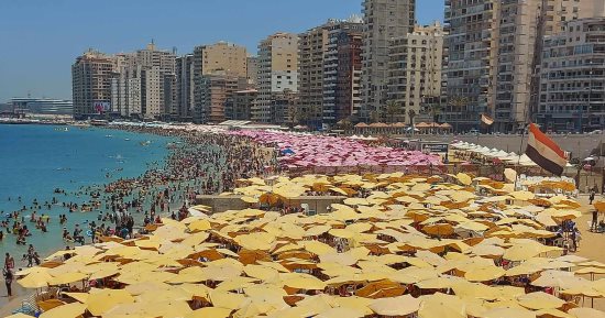 صيف ساخن جدا بالإسكندرية بسبب منخفض الهند الموسمى.. ارتفاع درجة الحرارة العظمى لـ 34 درجة.. وإقبال كبير على الشواطئ الشرقية مع تحذير من العجمى.. حملات رقابية على أسعار الدخول