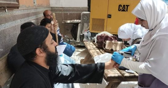 فريق "100 يوم صحة" يفحص المترددين على كنيسة مار جرجس بالسويس.. صور