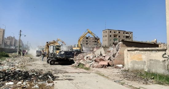 استمرار إزالة البلوكات السكنية تمهيدا لبدء إنشاء مدينة المحلة الجديدة.. صور