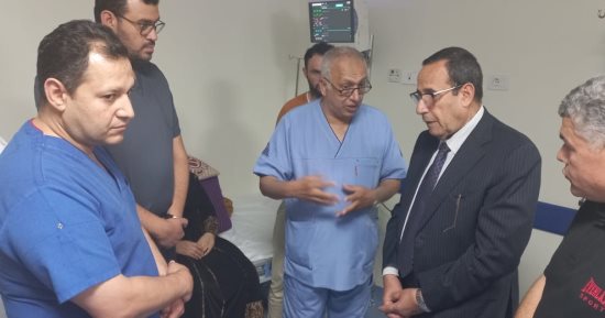 محافظ شمال سيناء يتفقد مستشفى العريش العام وخدمات القوافل الطبية