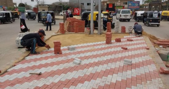 الانتهاء من أعمال رصف عدد من شوارع مدينة كفر الزيات بالإنترلوك.. رئيس المدينة: إحلال وتجديد البنية التحتية للشوارع قبل الرصف.. والأهالى: هناك تغير ملحوظ فى شوارع مدينتنا وخلق سيولة مرورية بالشوارع بعد رصفها