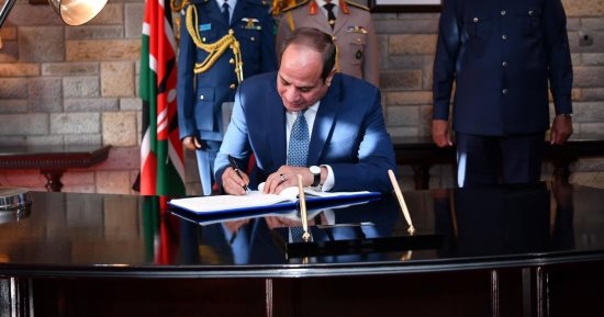 الرئيس السيسى يدوّن كلمة للشعب الكينى فى سجل الزائرين بمستهل زيارته نيروبى