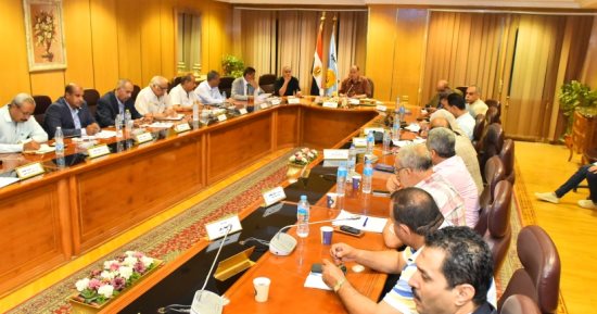 محافظ أسيوط يعقد اجتماعا لبحث الموقف التنفيذى لمشروعات الخطة الاستثمارية الجديدة