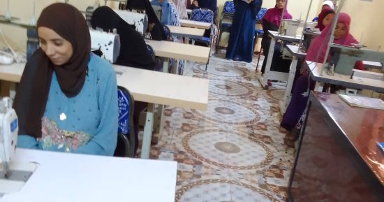 العمل: تدريب فتيات الوادى الجديد على التفصيل والخياطة ضمن مبادرة حياة كريمة