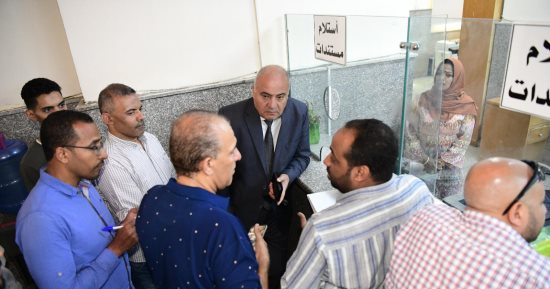 محافظ قنا يزور المركز التكنولوجى للاطمئنان على مستوى الخدمات المقدمة للمواطنين