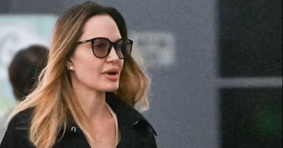 أنجلينا جولي مع أبنائها فى مطار جون كيندي فى نيويورك