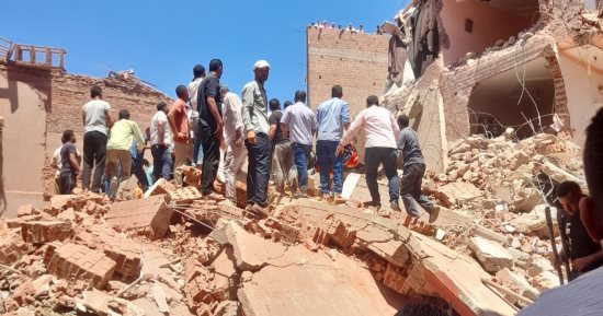 ارتفاع ضحايا عقار رشيد المنهار إلى وفاة شخصين وإصابة 9 آخرين.. صور