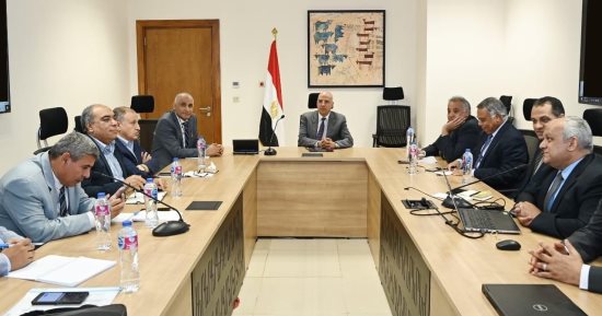 وزير الرى يتابع الموقف المائى بجميع المحافظات 