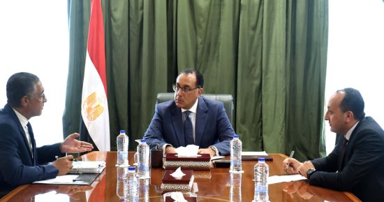 مدبولى يتابع مع الرئيس التنفيذى للهيئة العامة للاستثمار عددا من ملفات العمل