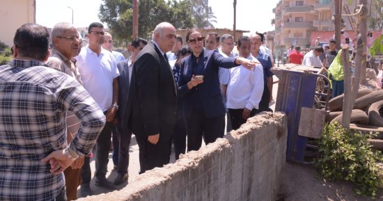وزير الرى يتفقد مشروعات تطهير المساقى وتبطين الترع بالبحيرة.. صور