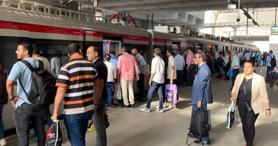 كثافة الركاب بالقطار الكهربائي الخفيف LRT.. صور