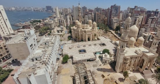 محافظ الإسكندرية يتابع أعمال تطوير ساحة أبو العباس المرسى بميدان المساجد