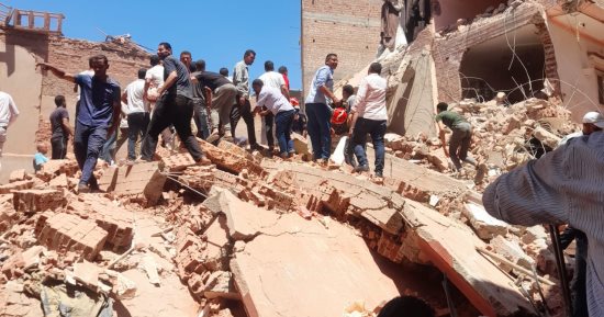 نائب محافظ البحيرة ومدير الأمن يتفقدان عمليات رفع أنقاض العقار المنهار برشيد