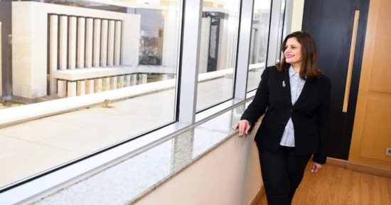 وزيرة الهجرة تنشر صورة "حمام" على شباك مكتبها فى العاصمة الإدارية.. وتعلق: بيقولوا الحمام خير