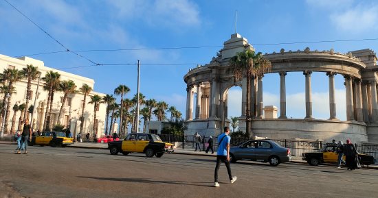 إقبال كبير على شواطئ إسكندرية.. و"السياحة والمصايف" تشدد على الحجز الإلكترونى
