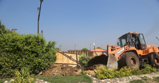  إزالة قاعة مقامة على أرض زراعية برافد الطريق الدولي بكفر الشيخ