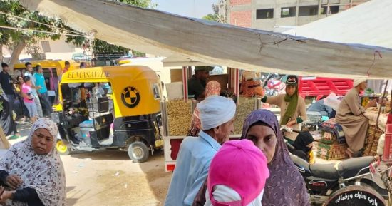 فريق "100 يوم صحة" يفحص المترددين على سوق كبريت بالسويس.. صور