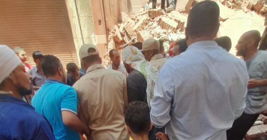 "حياة كريمة" تعلن صرف تعويضات للأسر المتضررة من انهيار عقار البحيرة.. فيديو