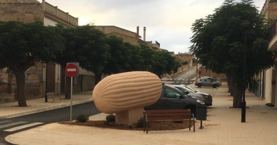انهيار تمثال "البطيخ" فى إسبانيا بسبب ارتفاع درجات الحرارة إلى 45 درجة 