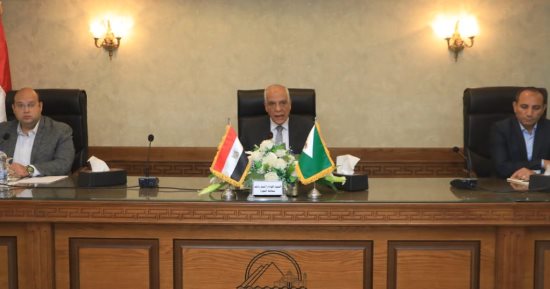 محافظ الجيزة يوجه بمنع التعديات على الأراضى وتحسين منظومة النظافة