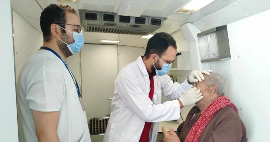 صحة المنيا تقدم خدمات طبية مجانية خلال قافلة بقرية البراجيل فى مركز ملوى