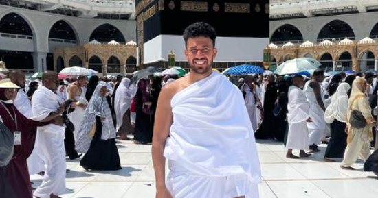 تريزيجيه ينشر صورته أمام الكعبة أثناء أداء مناسك العمرة