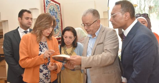 وزيرة الثقافة تتفقد مركز الحرف التقليدية بالفسطاط وتتابع مقترح "بيت التراث"