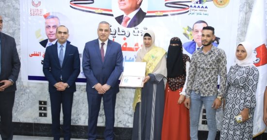 محافظ سوهاج يكرم 16 من الفائزين في مسابقة "الأم المثالية" و"الأب المثالي"