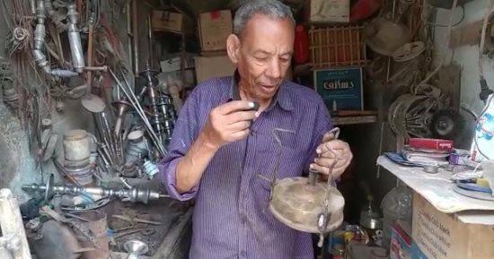 الحياة لا تتوقف بعد المعاش.. محروس 40 عاما فى تصليح الوابور بأسيوط.. صور
